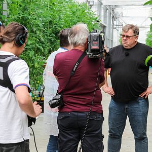 Josef Sklenář vypráví o hydroponické pěstování rajčat.